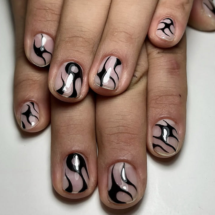Nail set with elegant black and white design Kalsten