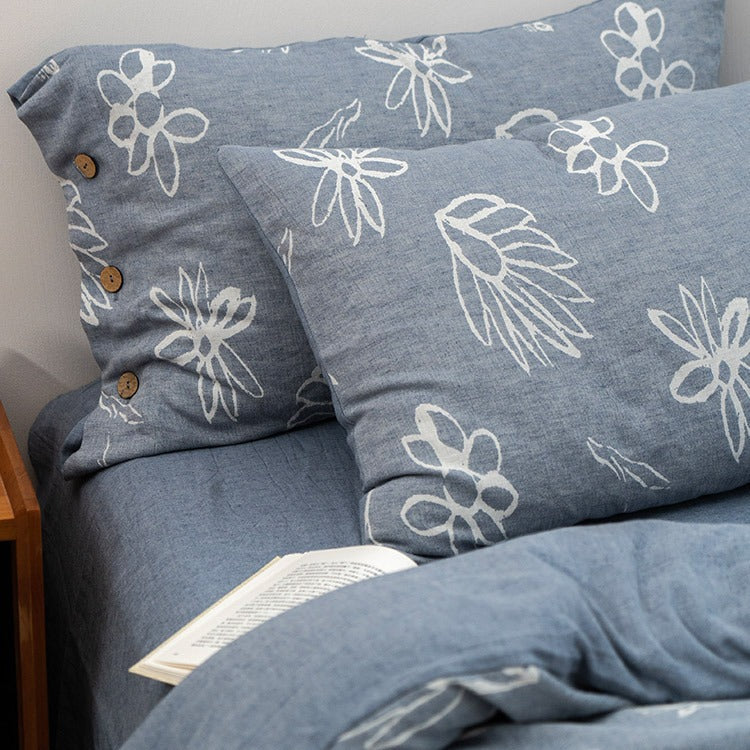 Linen look bedding set with floral print and wooden button closure
