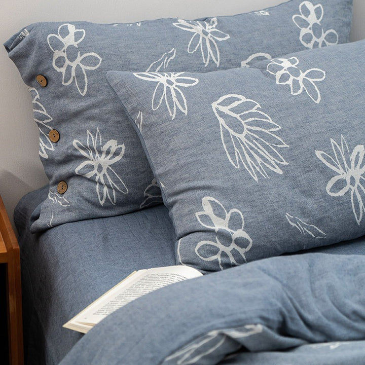Linen look bedding set with floral print and wooden button closure