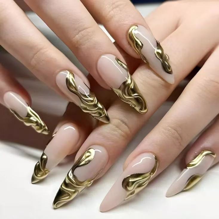 Artificial nails with golden, curved accents Kalsten