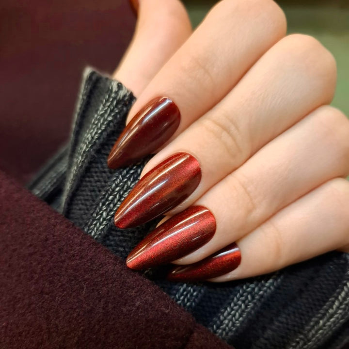 Artificial nails in modern glamour look Kalsten