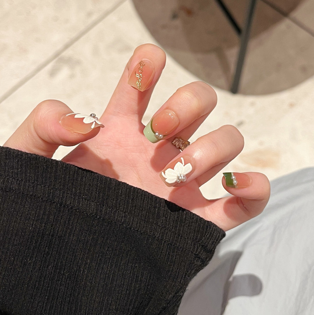 Elegant Foil and Floral Press-On Nail Set Kalsten
