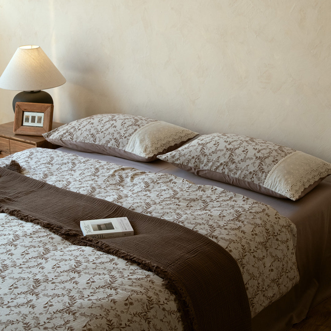 Elegant bedding set made of cotton satin with delicate flower jacquard structure and lace embroidery detail