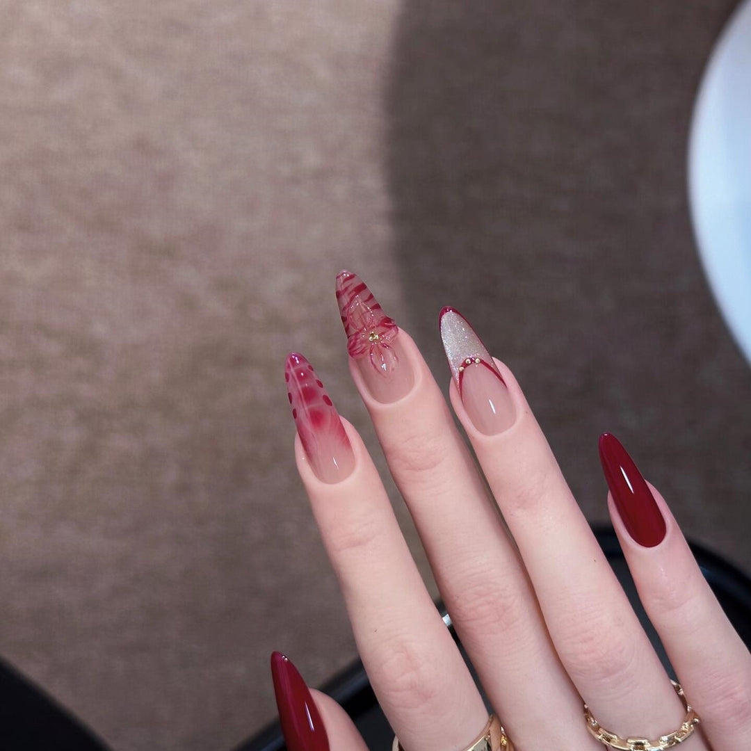 Artificial nails with floral and glamour details Kalsten