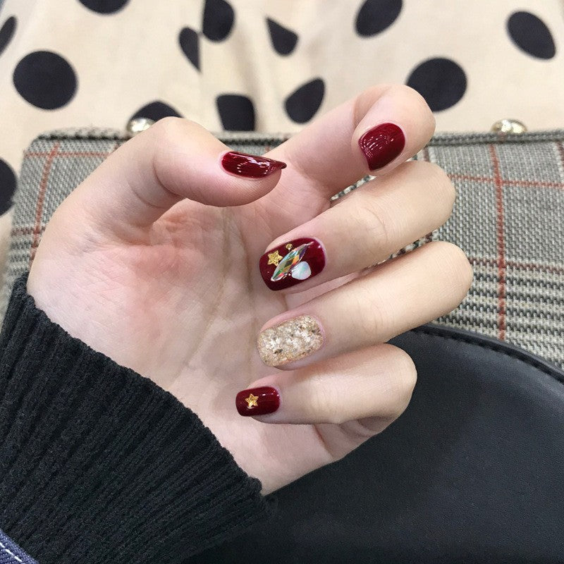 Artful nail extensions with an elegant leaf pattern Kalsten