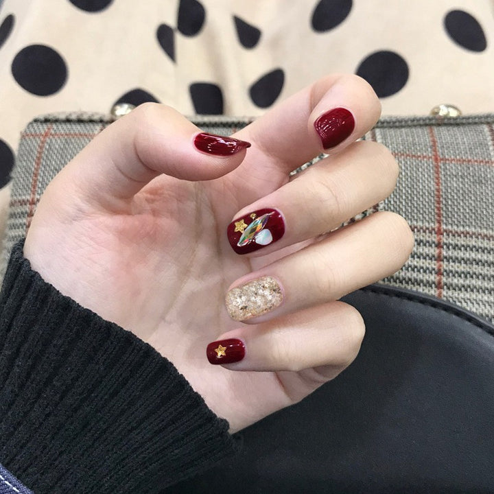 Artful nail extensions with an elegant leaf pattern Kalsten