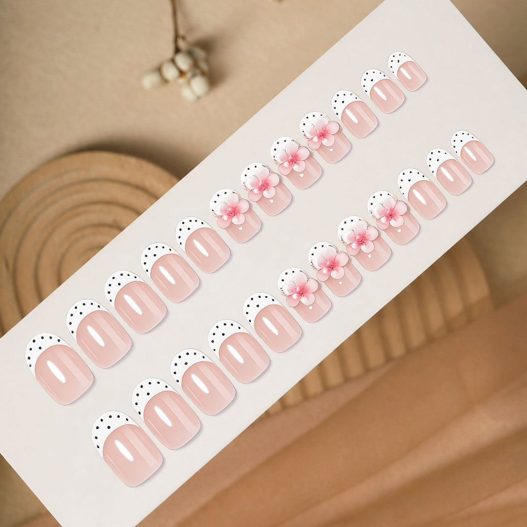 Artificial nail set with delicate floral designs and elegant accents Kalsten