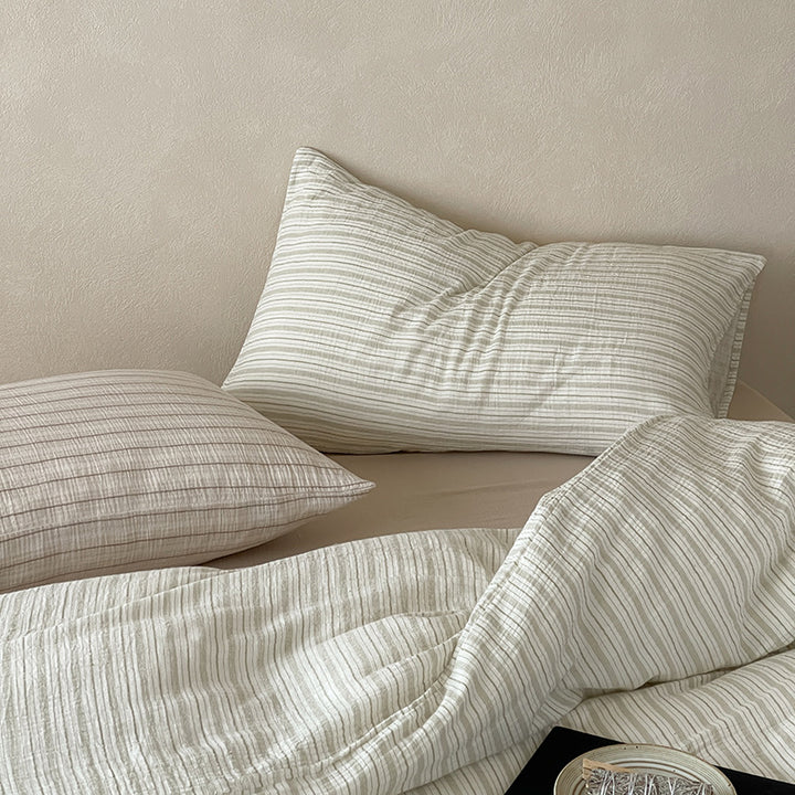 Linen-look bedding set with fine stripes