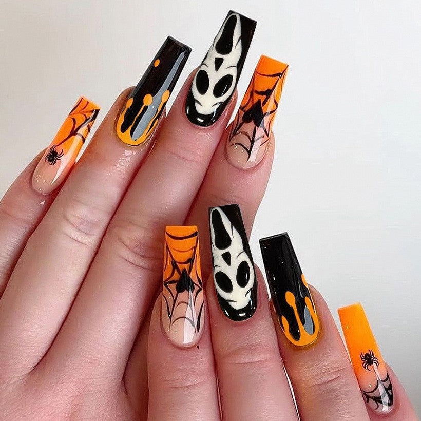 Holiday-Themed Press-On Nail Art Kalsten