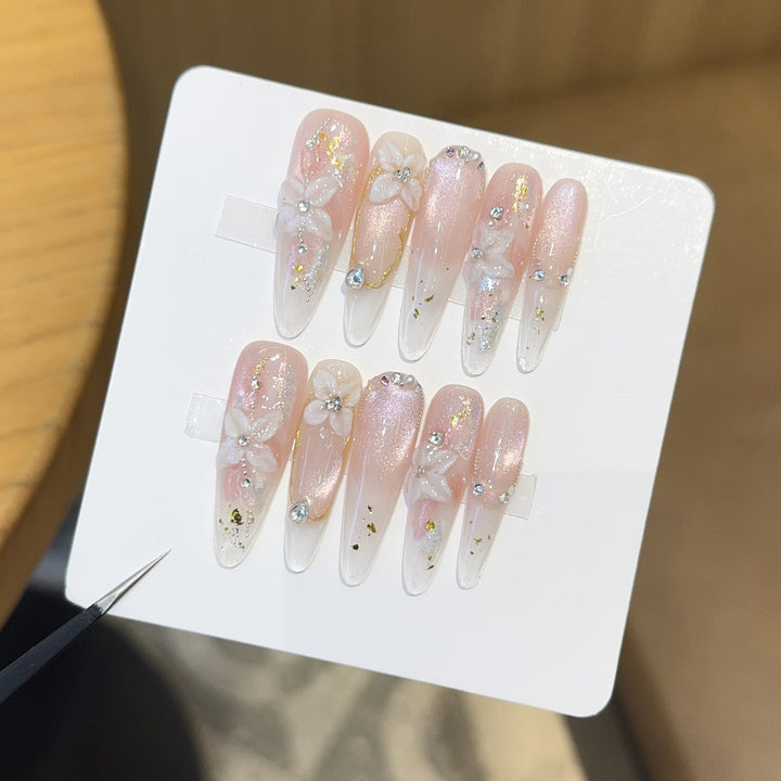 Art nails with filigree floral designs Kalsten