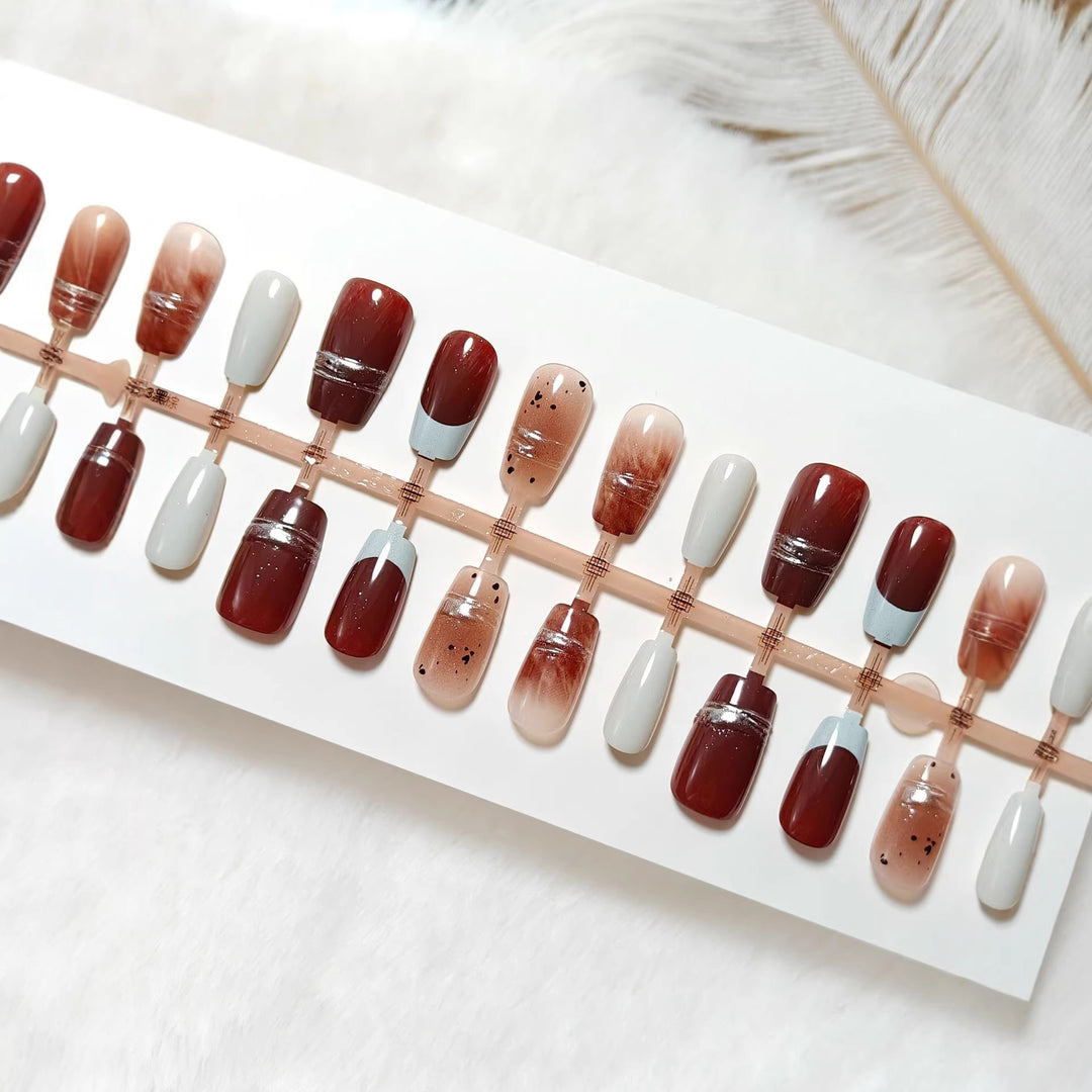 Glamorous artificial nails with elegant accents Kalsten