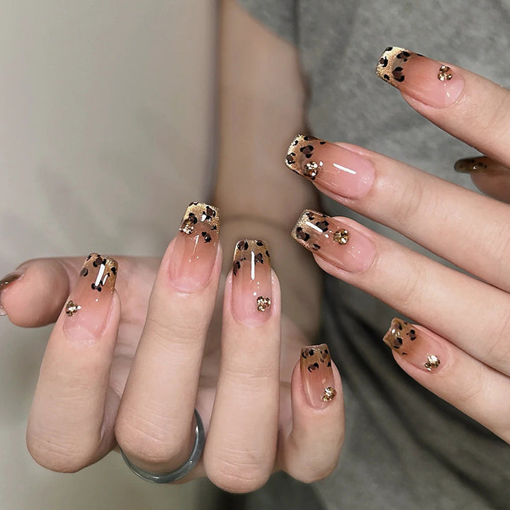 Artificial nails with shimmering leopard design and elegant accents Kalsten