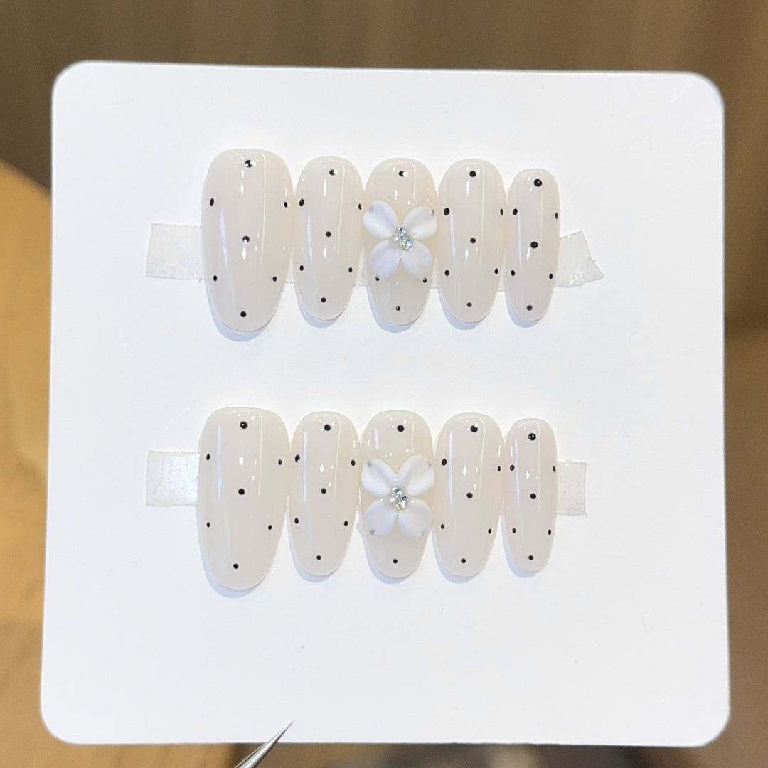 Artificial nail tips with floral and dotted accents Kalsten