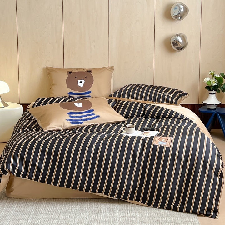 Striped cotton bedding set with playful bear motif