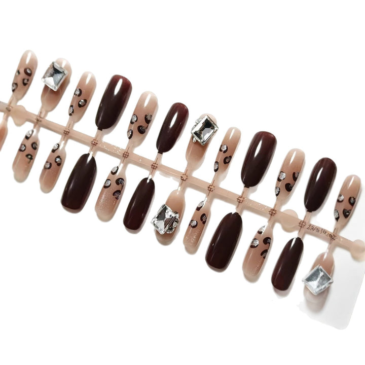 Artificial nails with elegant glamour accents Kalsten