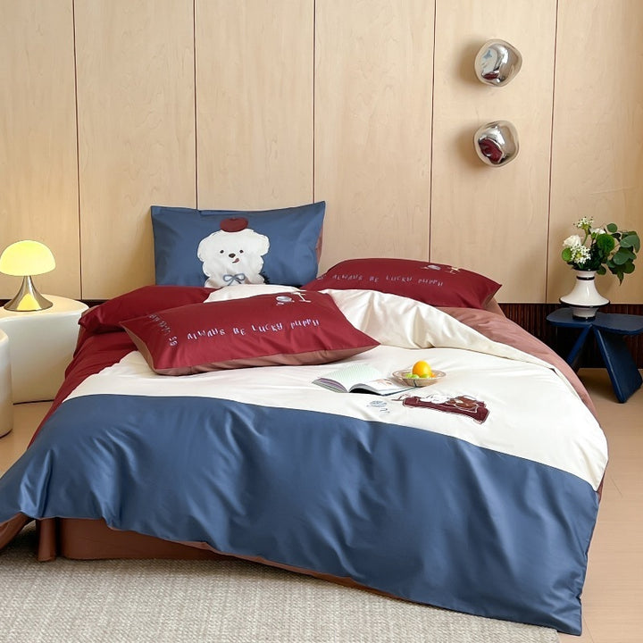 Striped cotton bedding set with playful bear motif