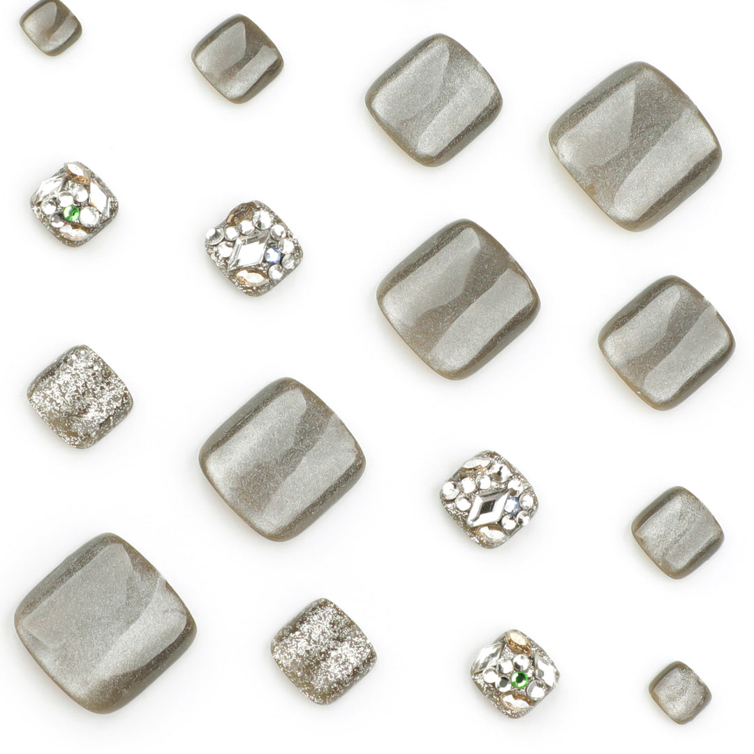 Artful toenail design with glitter and rhinestone decorations Kalsten