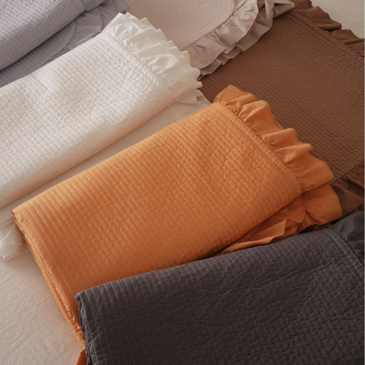 Bedding set made of stonewashed cotton with ruffled pillow and quilted bedspread