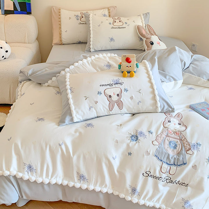 Children's bedding set with cute bunny motif and pompom trim