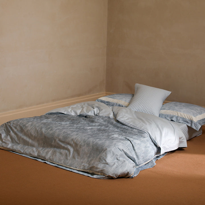 Bedding set made of cotton percale with a light crinkle texture and decorative ruffle