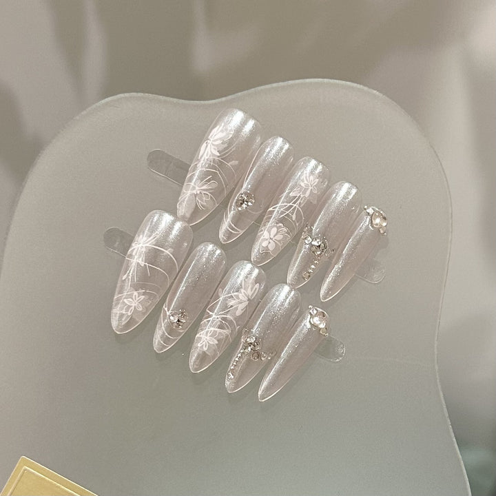Elegant Floral Pattern Press-On Nail Set