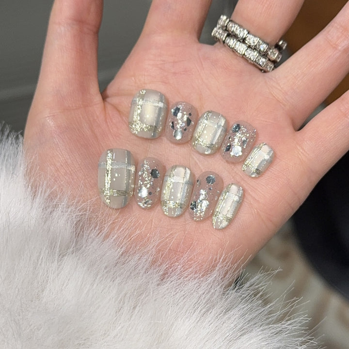 Glamorous artificial nail tips with metallic detail Kalsten