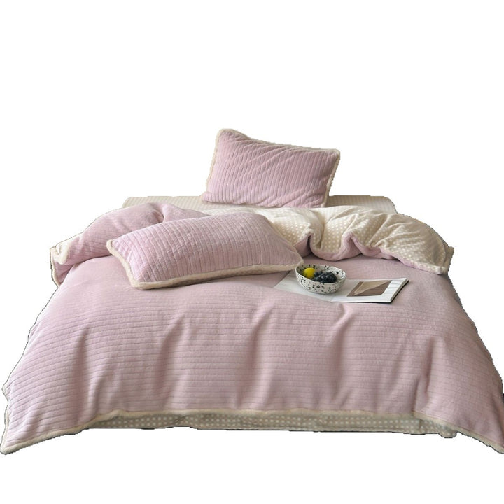 Quilted plush bedding set with ribbed velvet structure and contrasting piping