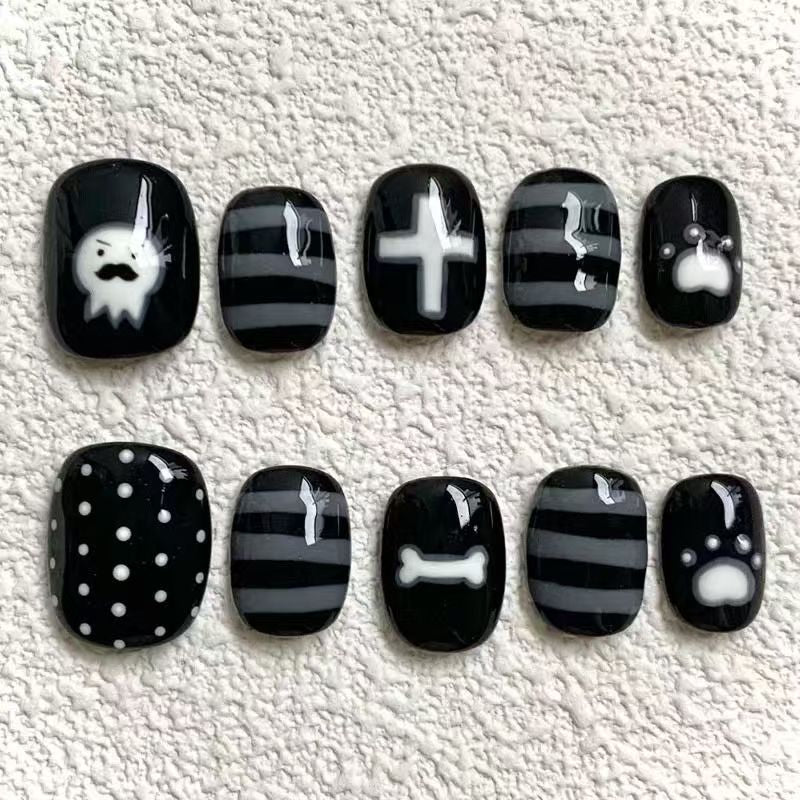 Artificial fingernails in creative Halloween design Kalsten