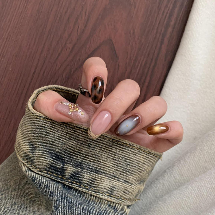 Artificial nail set with elegant patterns and glitter accents Kalsten