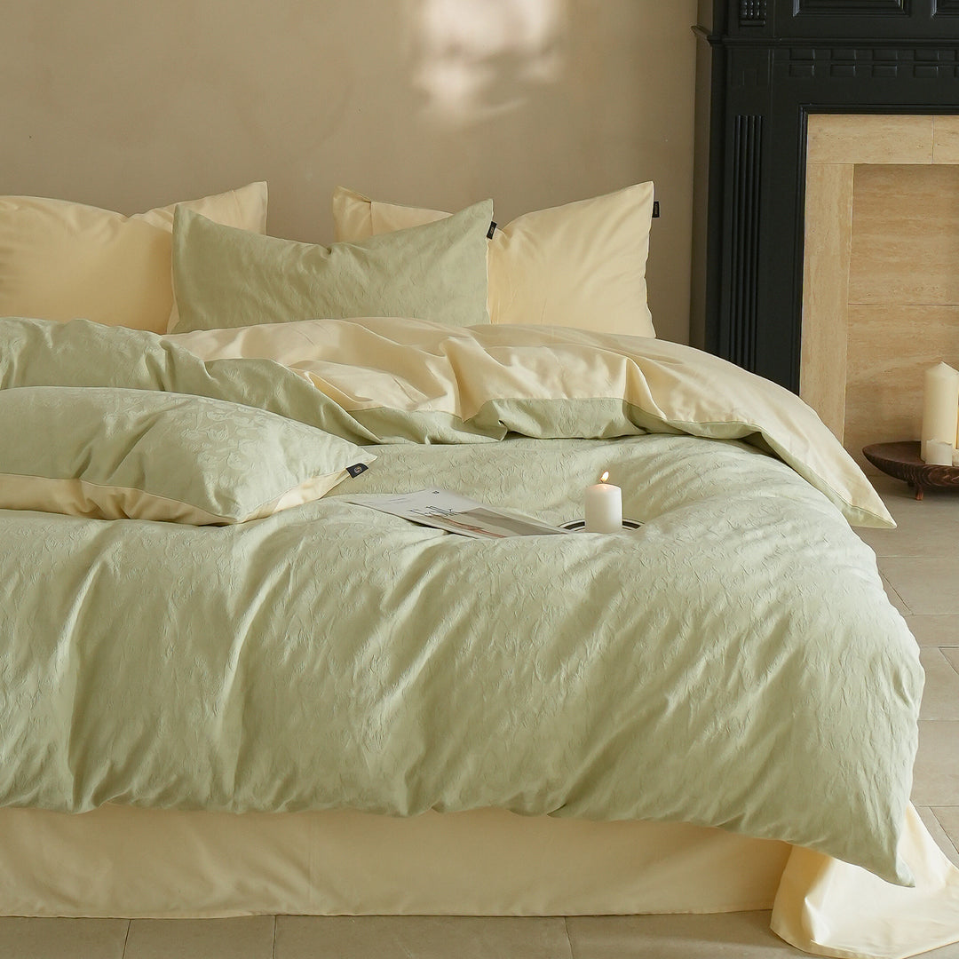 Fine woven bedding set made of cotton satin with subtle jacquard flower texture