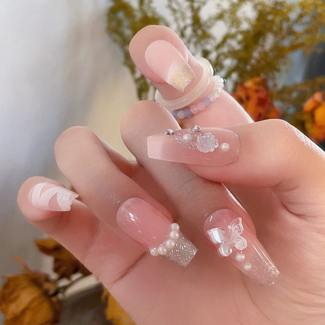 Artificial nails with glamorous pearl and glitter design Kalsten