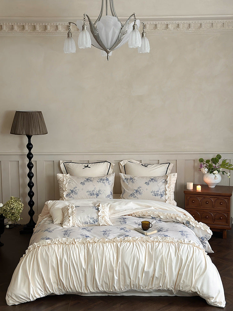 Bedding set in vintage floral pattern with ruffled frill and bow pillowcase