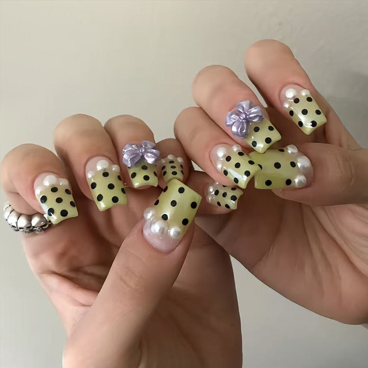 Artificial nails with playful dots and 3D elements Kalsten