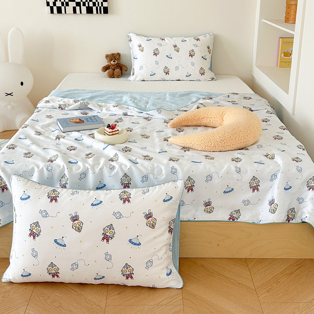 Children's duvet cover set made of satin with child-friendly vehicle print and reversible backside