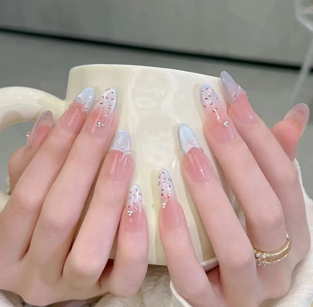 Artificial Nails in Stylish Ombre Design Kalsten