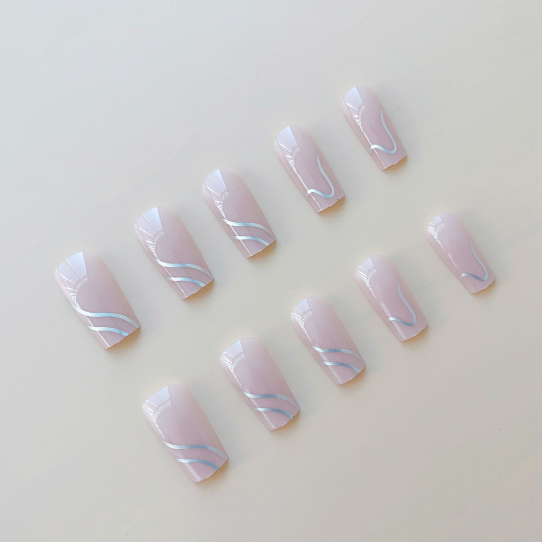 Artificial nail set with elegant 3D designs and high-gloss accents Kalsten
