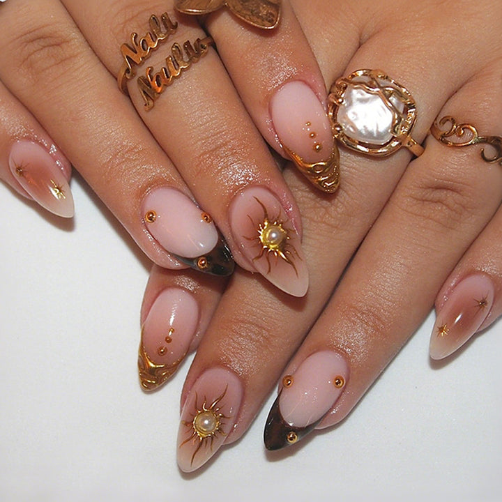 Artificial nail set with elegant gold pearls and delicate designs Kalsten