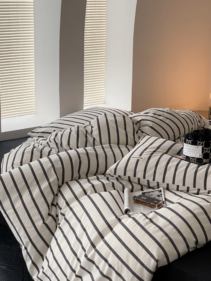 Striped cotton bedding set in percale quality with light quilting