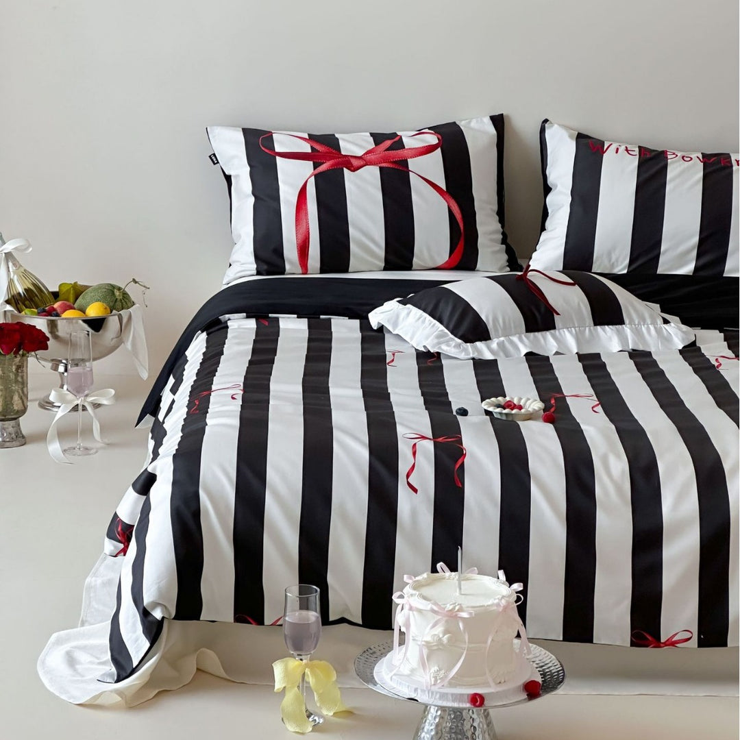 Bedding set made of high-quality cotton satin with decorative border and reversible function