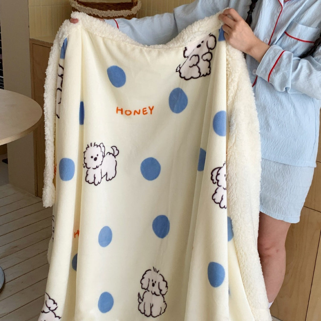 Reversible cuddle blanket with Sherpa fleece, cute dog illustrations and checkered pattern