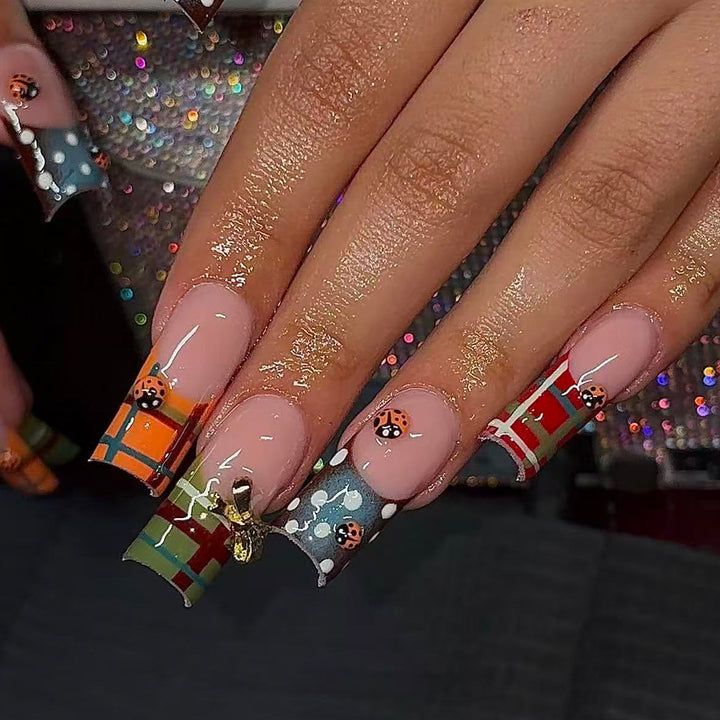 Artificial nails with unique plaid pattern and 3D applications Kalsten