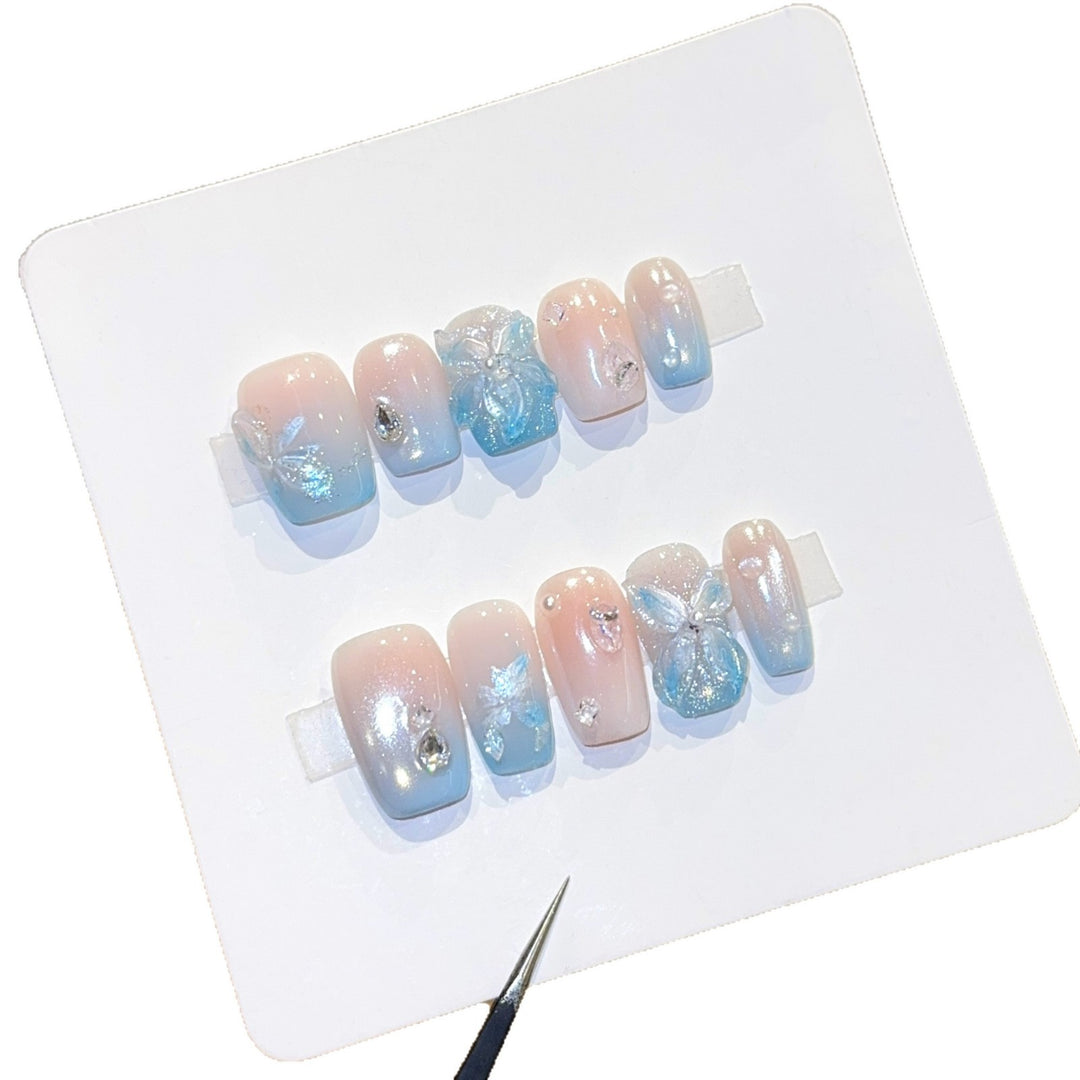Art nails with floral accents Kalsten