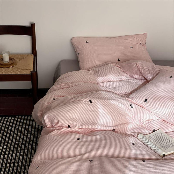 Bedding set made of breathable cotton percale with fine pinstripes and embroidered panda motifs