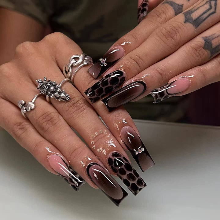 Glamorous artificial nails with modern 3D designs Kalsten