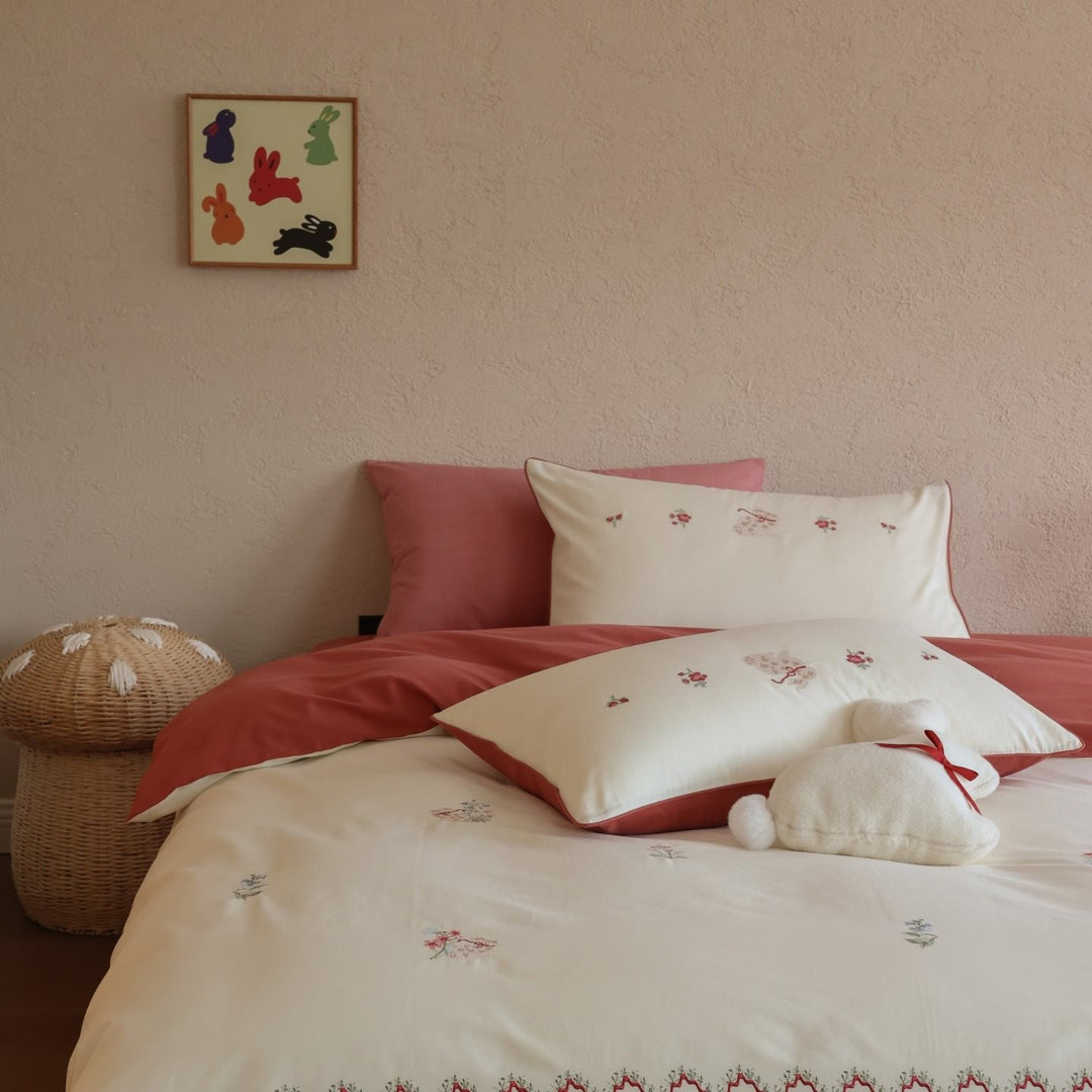 Bedding set with embroidered floral pattern and fine cotton satin