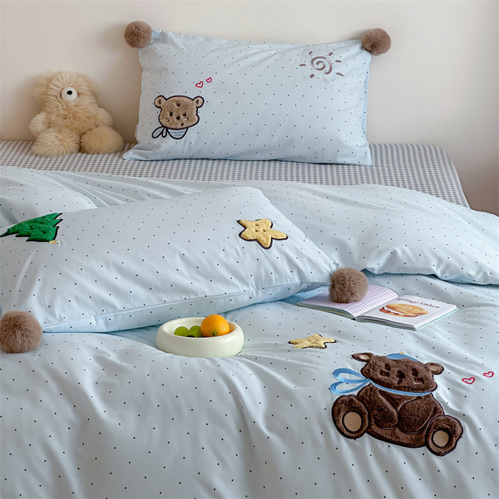 Children's bedding set made of cotton satin with 3D teddy appliqués and pom-pom corners