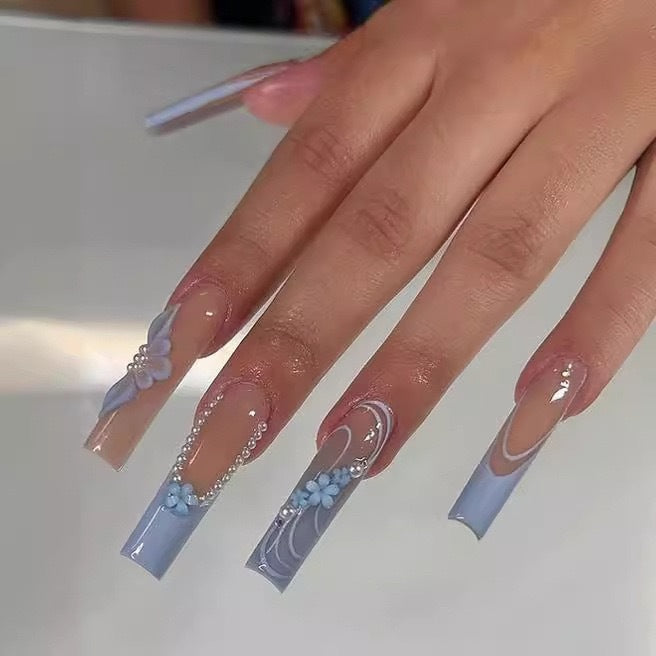 Art nail set with delicate floral accents and elegant embellishments Kalsten
