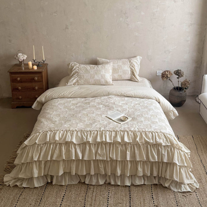 Ruffled bed linen set made of cotton quilt with stitch pattern and pillowcases