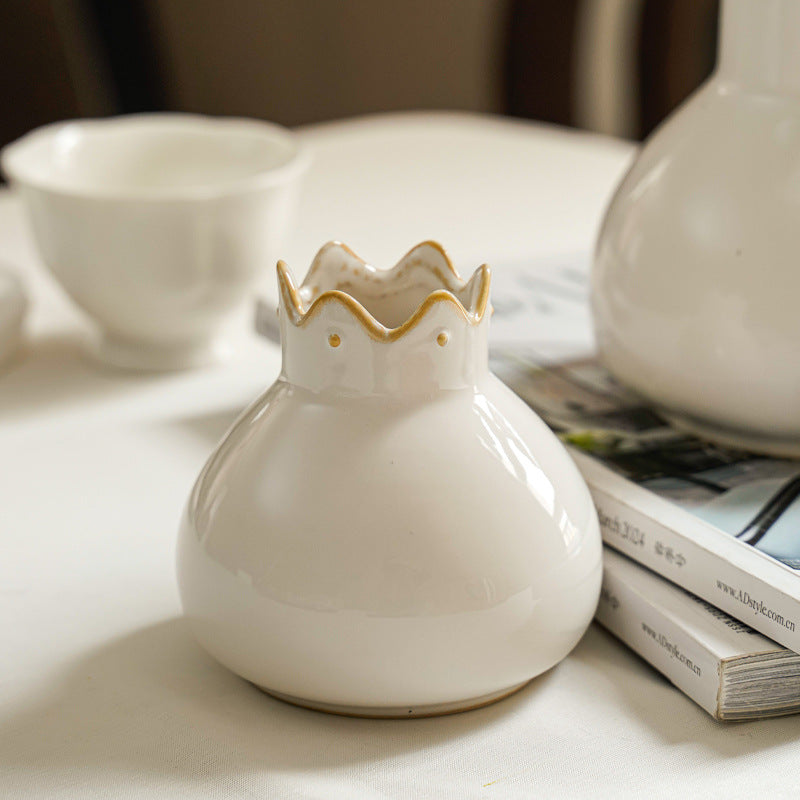 Elegant ceramic vase with wavy edge Kalsten
