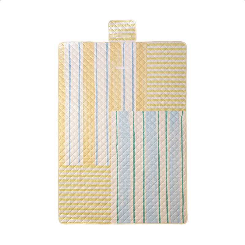 Insulated outdoor picnic blanket with quilting, water-repellent back and carry flap Kalsten